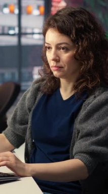 Kendi kendini öğrenme algoritmaları aracılığıyla yapay zeka bulutları için bilgisayar kurulumu kullanan Dikey Video Kadın Bilişim Geliştiricisi. Ajans sistem mühendisi, AI ile birlikte masaüstünde çalışıyor.