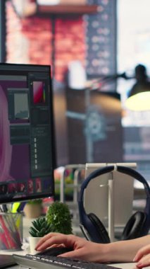 Vertical Video Digital Media uzmanı profesyonel yazılımla birlikte yaratıcı ajans ve yazılım araçlarında fotoğraf düzenleme üzerinde çalışıyor. Grafik tasarımındaki yenilikle rötuşlamayı bitirmek için çift monitör kullanılıyor