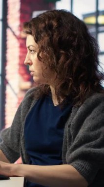 Dikey Video Kadın video yapımcısı çift monitörlü bir film montaj projesi üzerinde çalışıyor. Kadın çekim editörü sinematik yaratıcı süreci başlatıyor, film düzenleme endüstrisi