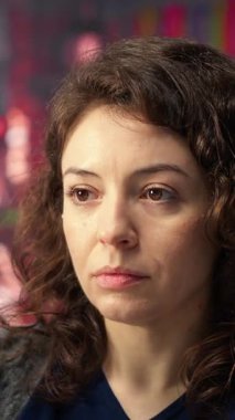 Bilgisayar ve kod satırları yazma programlarında kodlama araçları ve terminal pencere arayüzü kullanan dikey video yazılım uzmanı. Web geliştirme için kadın hata ayıklama yazılımı. Kamera B.