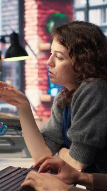 Vertical Video Man ve kadın film yapımcıları, yaratıcı bir video projesi için modern teknoloji kurulumu ve kurgu yazılımı kullanarak, post prodüksiyon videolarında video çekimleri düzenliyorlar. Çift monitörlü modern çalışma alanı. Kamera B