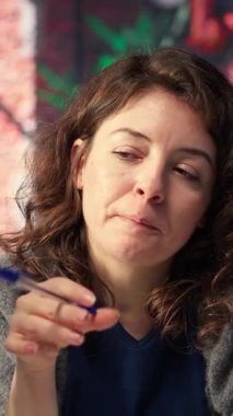 Yapay zeka üzerinde işbirliği yapan dikey video fotoğrafçıları ekibi görüntü araçları için metin kullanılarak oluşturuldu. Düzenleme yazılımı fotoğraf rötuşlama için otomatik ve gelişmiş derin öğrenme çözümleri sağlar