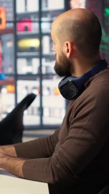 Ofisteki Dikey Video İşçileri, sanal ev planlaması için bir kullanıcı arayüzü sağlayarak, bir evin içini tasarlamak için CAD yazılımı kullanır. Mimari düzen ve ayarlamalar oluşturan geliştirici takımı