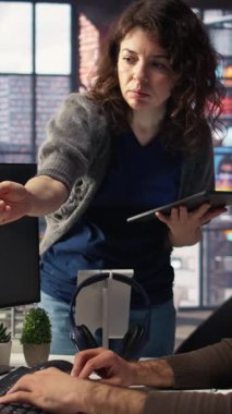 Vertical Video Professional editörü yaratıcı bir ofiste yapay zeka destekli yazılım ve PC bobinleri, viral eğilimleri hedeflemek ve çevrimiçi takipçileri ve teşhirciliği artırmak için kullanılan pazarlama stratejisini kullanır. Kamera A.