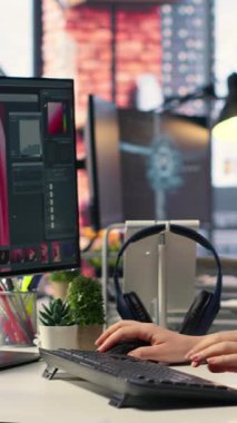 Dikey Video Tasarımcısı, metni fotoğrafa çevirmek ve deriyi düzenlemek için Yapay Zeka yazılımını kullanır, post prodüksiyon için arayüz programı üzerinde çalışır. Masada resim oluşturucu modellere metin