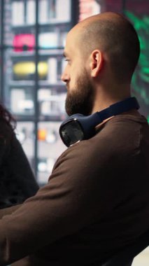 Dikey Videocu ve kadın yapay zeka ile fütüristik bir uzay gemisi istasyonu geliştirmek için çalışıyorlar. Sinirsel ağ destekli yazılım oyun ortamları oluşturmak için otomasyon ve makine öğrenme kullanır