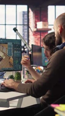 Dikey Video Tasarımcıları ekibi, oda düzenlerini ayarlamak için bilgisayar üzerindeki mimari yazılımı kullanarak projeyi yeniden yapılandırma üzerinde çalışıyor. Program, sanal mobilyaların ayarlanarak, elementlerin veya varlıkların sürüklenmesi ve bırakılmasına izin verir