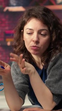 Dikey Video Grafik sanatçıları bir ev iç mekanının detaylı bir üç boyutlu görüntüsünü yaratmak için PC üzerinde mimari yazılım kullanırlar. Sanal yerleşim için mobilya ve tasarım unsurlarını yapılandırmak için ekip işe alma programı