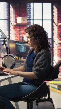 Ajans ofisinden medya prodüksiyonu üzerine çalışan dikey video film yapımcısı, bir video çekimi için düzenleme zaman çizelgesi ve renk düzeltmesi sağlıyor. Teknik güdümlü çalışma alanı dijital bir iş akışı sergiliyor