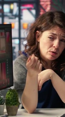 Dikey Video Profesyonel fotoğraf editörü yapay zeka sohbet robotu ve çift ekran üzerinde rötuşlama yazılımı ile etkileşime girer ve yüksek kaliteli görüntüler oluşturmak için makine öğrenme araçları kullanır. Fotoğraf endüstrisi. Kamera.