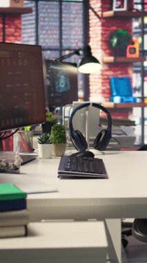 Dikey Video Dijital çalışma istasyonu, yapay zeka ve derin öğrenme kodu kullanan birden fazla PC monitörüne sahiptir. Boş yüksek teknoloji alanı bulut hesaplamasını, veri bilimini ve kendini öğrenmeyi destekler