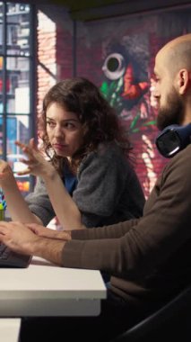 Dikey Video Grafik sanatçıları bir ev iç mekanının detaylı bir üç boyutlu görüntüsünü yaratmak için PC üzerinde mimari yazılım kullanırlar. Sanal yerleşim için mobilya ve tasarım unsurlarını yapılandırmak için ekip işe alma programı