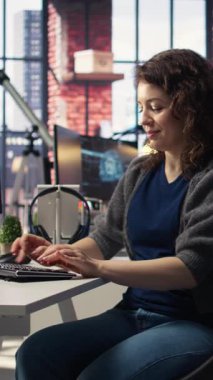 Vertical Video Teleworking geliştiricisi, yapay zeka beynini kullanarak kendini öğrenme algoritmalarıyla hesaplıyor. Ajans bilişim mühendisi, masaüstü bilgisayarında AI derin sinir ağları ile çalışıyor.