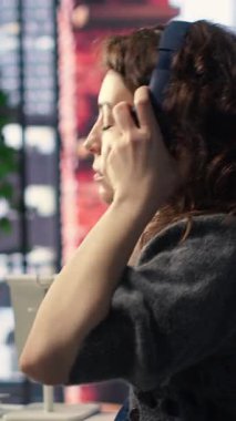 Ajans ofisinden medya prodüksiyonu üzerine çalışan Vertical Video editörü, bir video çekimi için düzenleme zaman çizelgesi ve renk düzeltmesi sağlıyor. Teknoloji sayesinde işyeri vitrinleri iş akışı gösteriyor. Kamera.