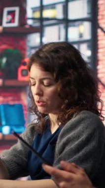 Analistlerden oluşan dikey Video Ekibi, iş istatistiklerini izlemek için analitik araçlar kullanarak gösterge panelinde sunum grafiklerini ve verileri inceliyor. İnsanlar performans ölçümlerini ve diyagramlarını analiz eder