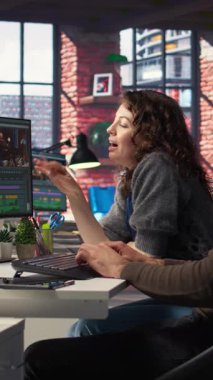 Video editörleri çifti, film yapımcılığı yazılımı kullanılarak video kliplerinde serbest çekim, düzenleme ve karıştırma için takım olarak çalışıyor. Yetenekli insanlar bir müzik videosunda çalışır. Kamera A.