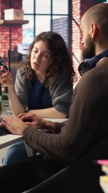 Dikey Videocu ve kadın yaratıcı ekip görüntü modelleri oluşturmak için yapay zekayı kullanıyor, dijital materyalleri geliştirmek ve kalite içeriği yaratmak için kurgu yazılımını çalıştırıyor. Fotoğraf rötuşlu yapay zeka asistanı