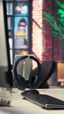 Terminal pencerelerini ve ağ nöronlarını gösteren bilgisayar ekranlı dikey Video Boş ofis masası. Yapay zeka destekli sistem, gelecekteki yazılım çözümleri için bilişsel hesaplama ve örüntü tanıma kullanır