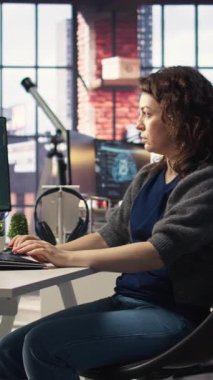 Dikey Video İşçisi problem çözme görevlerini yönetmek için yapay zeka sohbet robotu sistemi kullanır, fütüristik teknoloji akıllı algoritmaları ve makine öğrenmesini ön plana çıkarır. İletişim ve bilişim desteği. Kamera A.