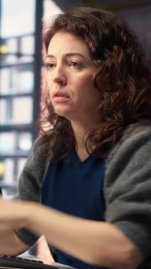 Vertical Video, borsa veri trendlerinin ardından ağlayan ve stresli hisseden üzgün kadının hisse senedi alım satım platformunda finansal değerini kaybetmesine neden oldu. Endişeli yatırımcı maddi kayıplarla baş ediyor