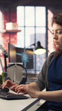 Dikey Video Bilişim teknisyeni kod yazıyor ve yapay zeka sinirsel ağları üzerinde hata ayıklıyor bilgisayarlı beyin modeli. Yapay zeka sistemlerini kontrol eden kadın teknik destek, bulut hesaplama. Kamera A.