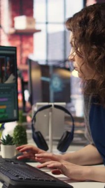 Dikey Video Kadın video yapımcısı çift monitörlü bir film montaj projesi üzerinde çalışıyor. Kadın çekim editörü sinematik yaratıcı süreci başlatıyor, film düzenleme endüstrisi