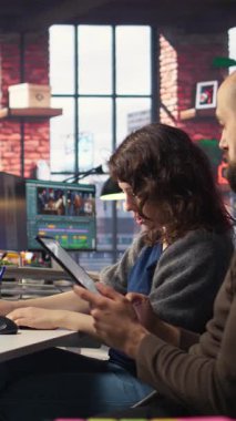 Analistlerden oluşan dikey Video Ekibi, iş istatistiklerini izlemek için analitik araçlar kullanarak gösterge panelinde sunum grafiklerini ve verileri inceliyor. İnsanlar performans ölçümlerini ve diyagramlarını analiz eder