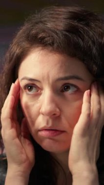 Vertical Video Borsası uzmanı, bilgisayarındaki mali eğilimler ve ağlama sonrasında borsa çöküşünden endişe duyuyor ve hayal kırıklığına uğruyor. Kadın maddi kayıplar yüzünden çileden çıkmış ve harap olmuştu.