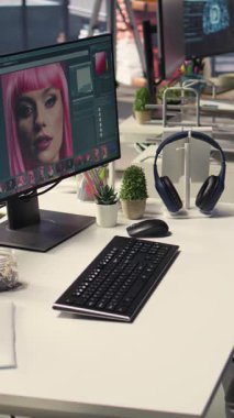 Yapay zeka için Vertical Video Professional stüdyo kurulumu içerik ve fotoğraf kurgusu üretti. Monitörleri rötuşlama yazılımını gösteren boş çalışma alanı, görsel tasarım alanındaki yaratıcı kariyerleri destekler.