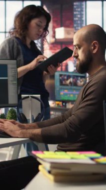 Video oyun uzay gemisi ortamları oluşturmak için yapay zeka sohbet robotu arayüzü kullanan dikey video çalışanları, modern sistem derin öğrenme ve makine öğrenme tekniklerini uyguluyor. Bilim kurgu oyun tasarımları geliştiriliyor