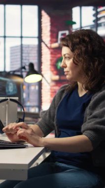 Dikey Video Freelancer görev tamamlama için bir çözüm bulmak için yapay zeka sohbet robotu sistemini kullanır, son teslim tarihlerini komut ve üretken modeller kullanarak karşılar. Akıllı algoritmalar ve makine öğrenimi. Kamera A.