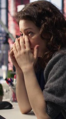 Vertical Video Borsası uzmanı, bilgisayarındaki mali eğilimler ve ağlama sonrasında borsa çöküşünden endişe duyuyor ve hayal kırıklığına uğruyor. Kadın maddi kayıplar yüzünden çileden çıkmış ve harap olmuştu.