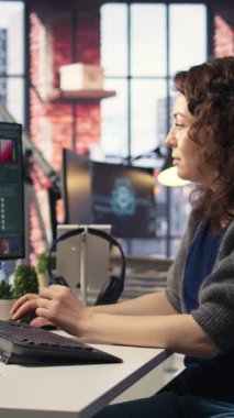 Yapay zeka programını kullanarak dikey video fotoğrafçısı metni fotoğrafa dönüştürüyor, rötuş tekniğini kullanıyor. Kelimeleri resimlere dönüştüren yapay zeka üretecine grafiksel tasarımcı metni