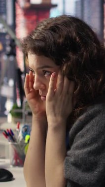 Vertical Video Borsacısı bir borsa dolandırıcılığı ve para kaybı yüzünden harap oldu. İflası yüzünden depresyona girdi ve endişelendi. Piyasa eğilimlerine bakan üzgün kadın bilgisayarda azalıyor