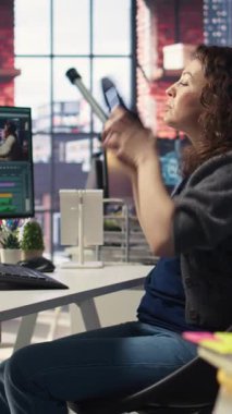 Metni videoya çevirmek ve bir video projesinin düzenleme zaman çizelgesini yönetmek için yapay zekayı kullanarak profesyonel bir video çekimi üzerinde çalışan dikey video film yapımcısı uzmanı. Modern düzenleme