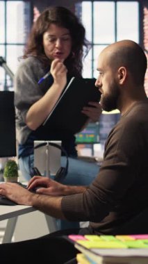 Uzmanlardan oluşan dikey Video Post yapım ekibi, sosyal medya makaralarında içerik yaratmak, pazarlama ve markalaşmayı artırmak ve mevcut medya eğilimleri ve para kazanma ile aynı hizaya getirmek için yazılım ve yapay zeka kullanır.