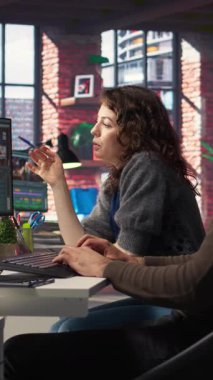 Dikey Video Yaratıcı çift, film yapımı için video düzenleme yazılımı üzerinde birlikte çalışıyor, yapay zeka destekli modeller kullanıyor ve mükemmel montajı yaratmak için komut veriyor. Yapım sonrası editör ekibi. Kamera A