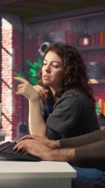 Dikey Video 2 geliştirici takımı, bir bilim kurgu video oyunu için fütüristik uzay istasyonu tasarımları üretmek için makine öğrenimi kullanarak bir oyun merkezi tasarlamak için PC 'deki sanal yapay zeka asistanıyla etkileşim halindedir. Kamera A.