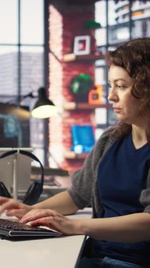 Dikey Video Freelancer kadını, metin üretimini otomatikleştirmek ve görevleri kolaylıkla çözmek, ofisteki verimliliği artırmak için online yapay zeka asistanı çalıştırıyor. Gelişmiş algoritmalar ve dijital araçların entegrasyonu