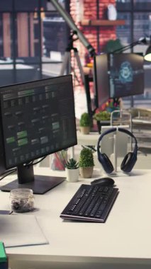 Dikey Video Boş programcı dijital çalışma alanı gerçek zamanlı kod ve yapay zeka algoritmaları gösteriyor. Geleceksel kurulum makine öğrenmesini, bağlantı eşleştirmesini ve gelişmiş ağ tabanlı şablonu destekler