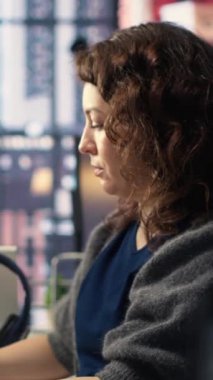 Dikey Video Kadın Serbest Çalışan, metin üretimini otomatikleştirmek ve görevleri kolaylıkla çözmek, ofisteki verimliliği artırmak için çevrimiçi yapay zeka asistanı kullanır. Gelişmiş algoritmalar ve dijital araçların entegrasyonu