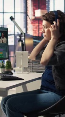 Ajans ofisinden medya prodüksiyonu üzerine çalışan Vertical Video editörü, bir video çekimi için düzenleme zaman çizelgesi ve renk düzeltmesi sağlıyor. Teknoloji sayesinde işyeri vitrinleri iş akışı gösteriyor. Kamera.