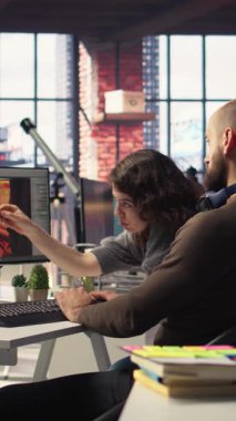 Dikey Videocu ve kadın yapay zeka ile fütüristik bir uzay gemisi istasyonu geliştirmek için çalışıyorlar. Sinirsel ağ destekli yazılım oyun ortamları oluşturmak için otomasyon ve makine öğrenme kullanır