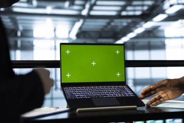 Veri merkezindeki programcılar, sunucu donanımlarını kontrol ederek, ağ topolojilerini güncelleyerek, model dizüstü bilgisayar kullanıyorlar. Krom anahtar not defteri kullanarak beyin fırtınası yapan bilişim çalışanlarının kapatılması, istikrarlı işlemlerin sağlanması