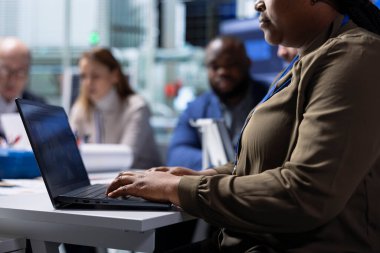 Fabrika yönetimi ve hissedarlar defter kullanarak otomasyon yenilikleri üretmeye çalışıyorlar. Endüstriyel santral yöneticileri ve yatırımcılar dizüstü bilgisayarla üretim araştırma verilerini analiz ederler.