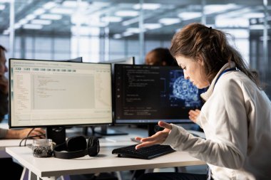 PC 'ye kod yazarken klavye veri merkezinde çalışmayı bırakınca sinirli teknisyen sinirlendi. Bilgisayar çevresi kırıldıktan sonra sunucu merkezindeki çılgın bilişim uzmanı sinirlendi