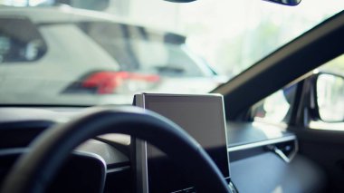 Arabanın içini direksiyon ve bilgi işleme sistemi ekranı ile kapatın. Otomobil içerisindeki entegre multimedya araç bilgisayarının görüntüsü birleştirme işlevleri sürüş iyileştirme