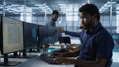 Veri merkezi çalışma alanındaki geliştiriciler yapay zeka öngörü bakım sistemlerini uyguluyorlar. Donanım arızalarını tanımlamak için yapay zeka öğrenme teknolojisini kullanarak sunucu merkezindeki yönetici