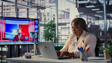 Yüksek makamlardaki küresel eğilimleri analiz eden hedef odaklı siyah CEO, genişleme ve yatırım fırsatları için bir sonraki adımları planlıyor. Yürütme gücü ve iş ahlakını vurgulamak. Kamera B.