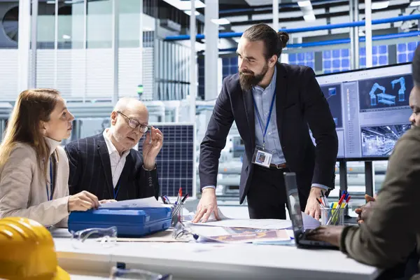 Endüstriyel fabrika yönetimi yöneticisi, araştırma ve geliştirme ve iş stratejileri sırasında bulunan operasyonel içgörüleri yatırımcılara sunarak, büyüme için kilit fırsatları sıraladı